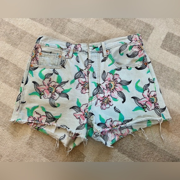 Levi’s Women’s 501 Hella Bloom Floral Embroidered High Rise Shorts (Size 30) - Picture 1 of 10